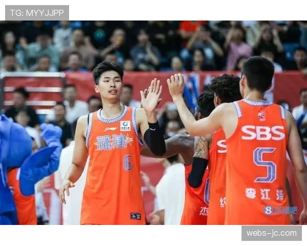 福建浔兴不敌青岛,但本土球员邹阳表现获认可 福建浔兴不敌青岛,但本土球员邹阳表现获认可