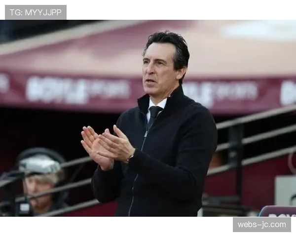 终场哨响,阿斯顿维拉主帅埃梅里紧盯数据板,关注本方射正率 终场哨响,阿斯顿维拉主帅埃梅里紧盯数据板,关注本方射正率