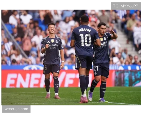 半场战术观察：皇马变阵四后卫应对巴黎边路冲击效果不佳